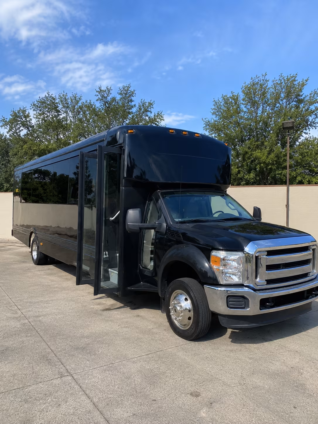 howell 20 passenger party bus